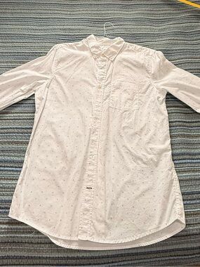 GAP Men's White Button-Down Shirt with Subtle Dot Print